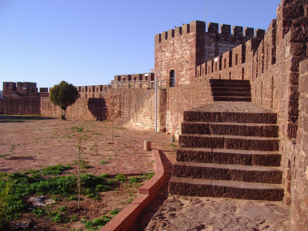 This image has an empty alt attribute; its file name is 2008-11-17_Tower_and_walls_of_Silves_Castle-1024x768.jpg